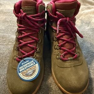 Columbia Newton Ridge Plus Hiking boots NWT no box olive and magenta waterproof